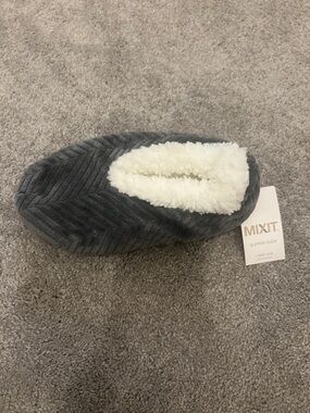 Mixit NWT Gray Slipper Sock with Cream Sherpa Lining